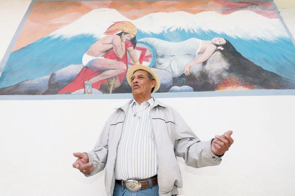 Desde niño, Antonio Analco Sevilla dice tener el don de poder dialogar con el volcán Popocatépetl, tal como lo hacían sus antepasados, entre ellos su padre, quien solía llevarle ofrendas al volcán. Foto: OMAR CONTRERAS. EL UNIVERSAL