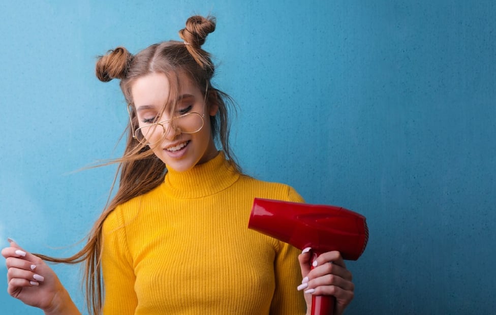 Tu secadora de cabello puede ser una solución para quitar los pelitos de tu gato de la ropa. Foto: Unsplash 