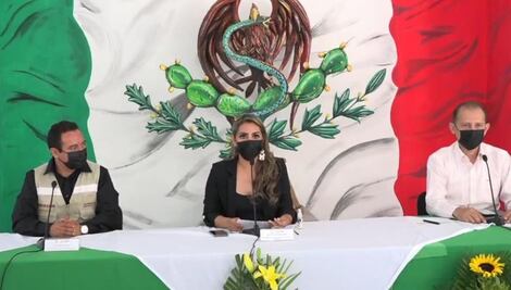 La bandera modificada en el evento de Evelyn Salgado ¿la serpiente es una letra S?