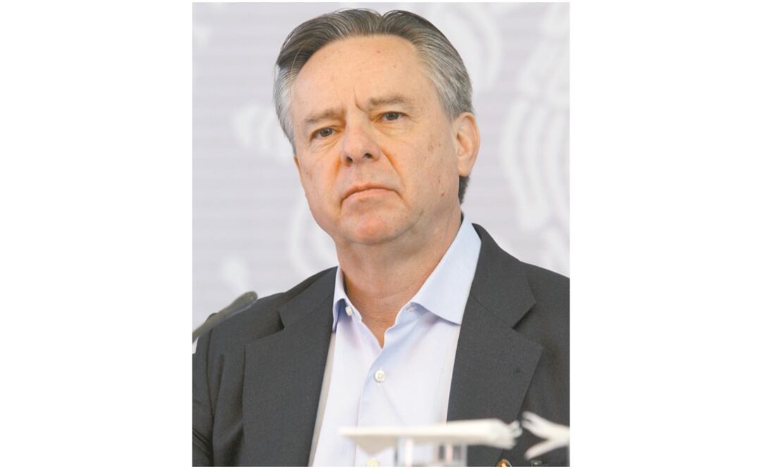 Dan la espalda al ministro Medina Mora