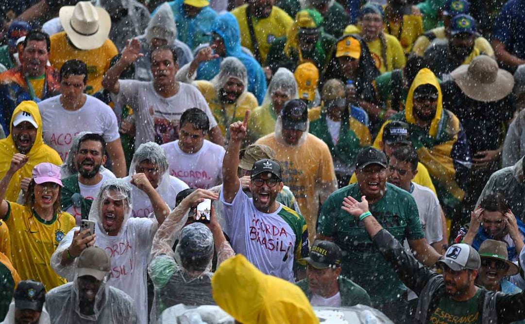 Personas participan en una manifestación por la amnistía para el expresidente de Brasil, Jair Bolsonaro, y otros involucrados en el intento de golpe de Estado del 8 de enero de 2023, este domingo en Brasilia (Brasil). Foto: EFE