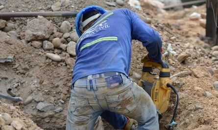 Empleados de la construcción se confunden y colocan un poste de luz en el patio de una casa