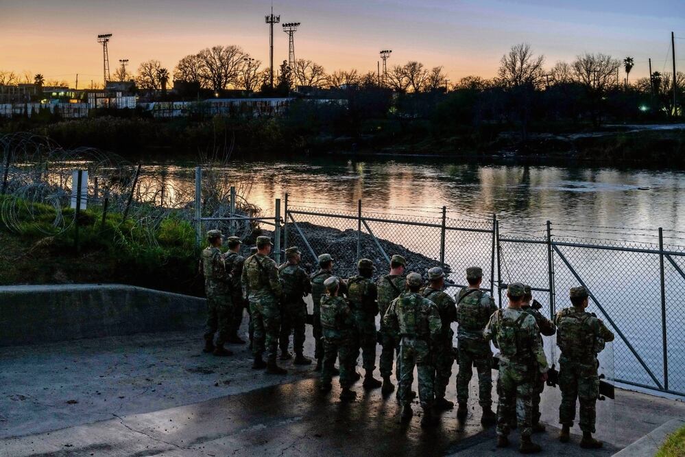 Soldados de la Guardia Nacional, en las orillas del río (Bravo) Grande en Shelby Park, en Eagle Pass, Texas, el 12 de enero pasado. Foto: Brandon Belln | AFP