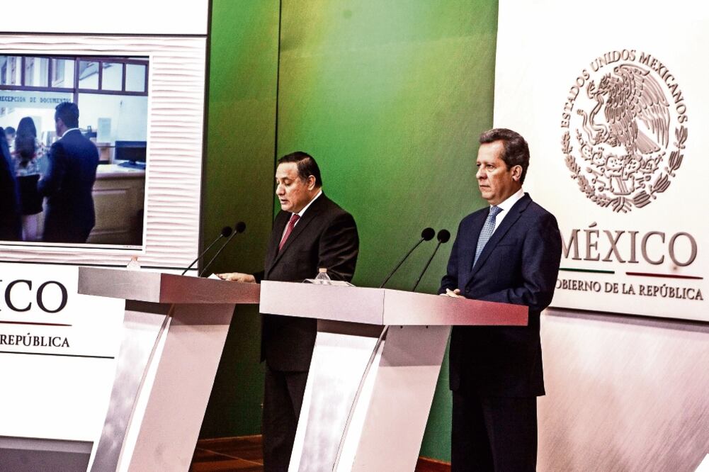 Salvador Sandoval Silva , subprocurador Jurídico y de Asuntos Internacionales de la PGR, y Eduardo Sánchez Hernández, vocero de la Presidencia de la República (CRISTOPHER ROGEL BLANQUET. EL UNIVERSAL)