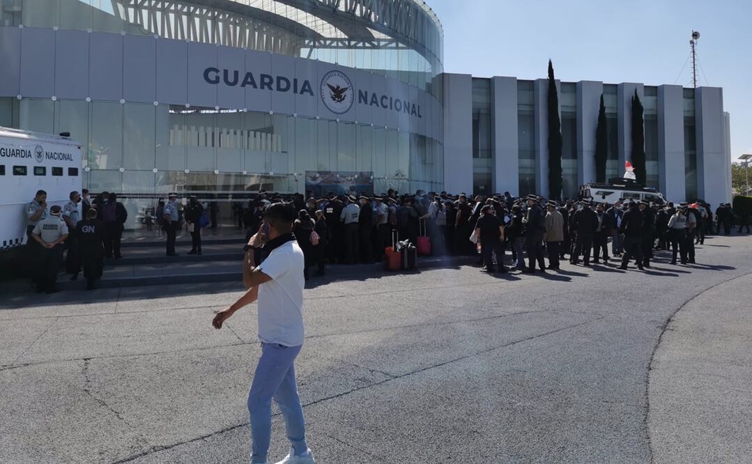 Unos 500 agentes de diferentes partes del país fueron citados en la sede central de la Guardia Nacional para notificarles cambios Foto: Especial