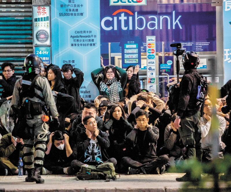 La policía detiene a un grupo de personas después de una marcha a favor de la democracia en Hong Kong. Foto: ISAAC LAWRENCE. AFP