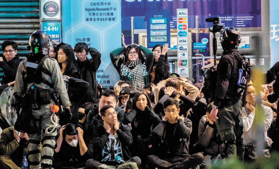La policía detiene a un grupo de personas después de una marcha a favor de la democracia en Hong Kong. Foto: ISAAC LAWRENCE. AFP