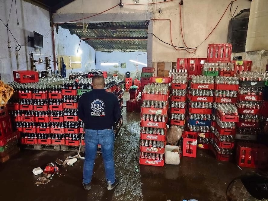 Durante un cateo, el 1 de junio, en un inmueble en Los Reyes La Paz, fueron halladas más de 20 mil botellas; 4 mil 050 estaban llenas con supuestas bebidas de cola. Foto: Especial