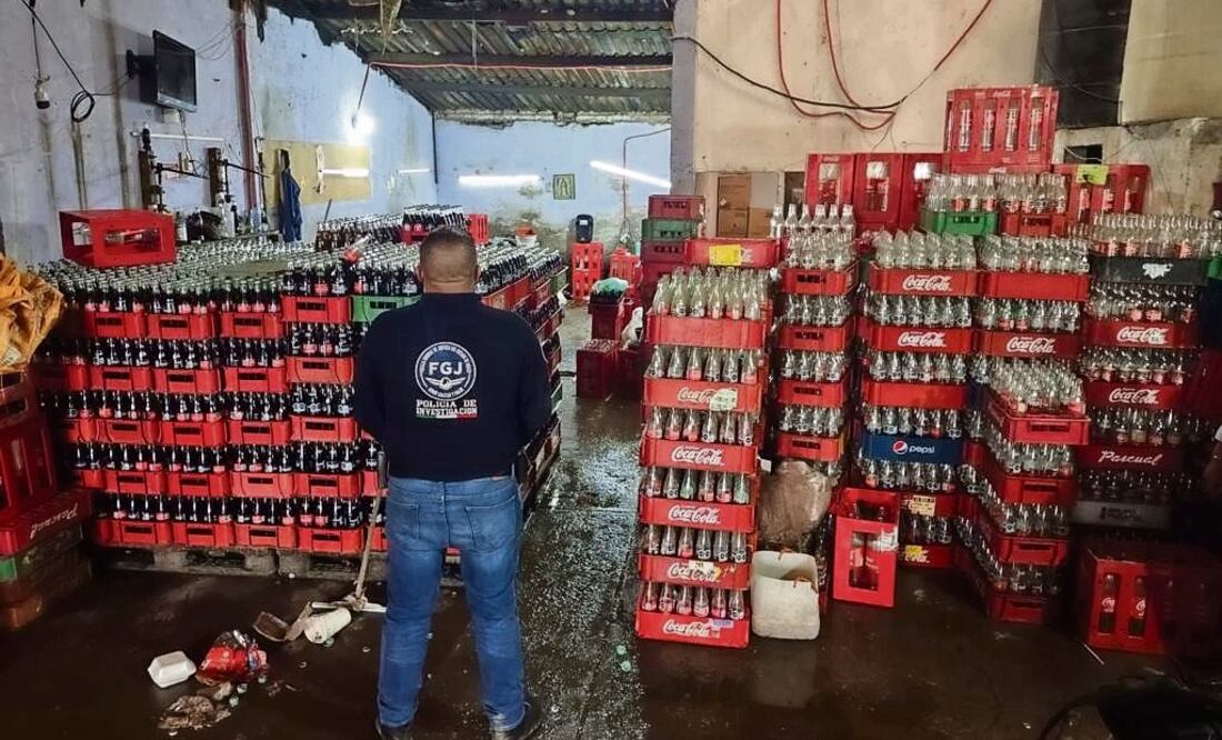 Durante un cateo, el 1 de junio, en un inmueble en Los Reyes La Paz, fueron halladas más de 20 mil botellas; 4 mil 050 estaban llenas con supuestas bebidas de cola. Foto: Especial