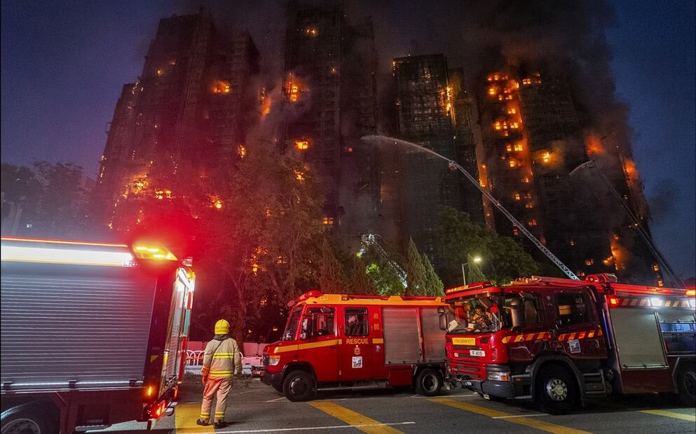 Bomberos trabajan en un incendio que se extendió por un complejo de rascacielos residenciales en Hong Kong, el miércoles 26 de noviembre de 2025. Foto: AP