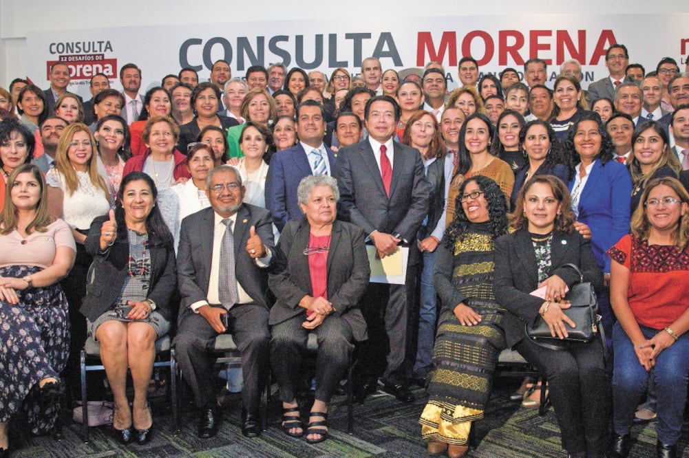 En un hotel ubicado en el sur de la Ciudad de México, Mario Delgado (centro) se reunió con una parte de la bancada de Morena en San Lázaro. Foto: ESPECIAL