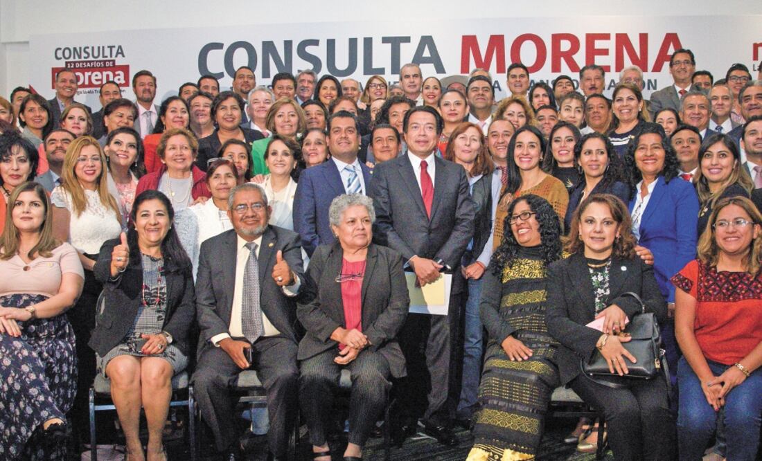 En un hotel ubicado en el sur de la Ciudad de México, Mario Delgado (centro) se reunió con una parte de la bancada de Morena en San Lázaro. Foto: ESPECIAL