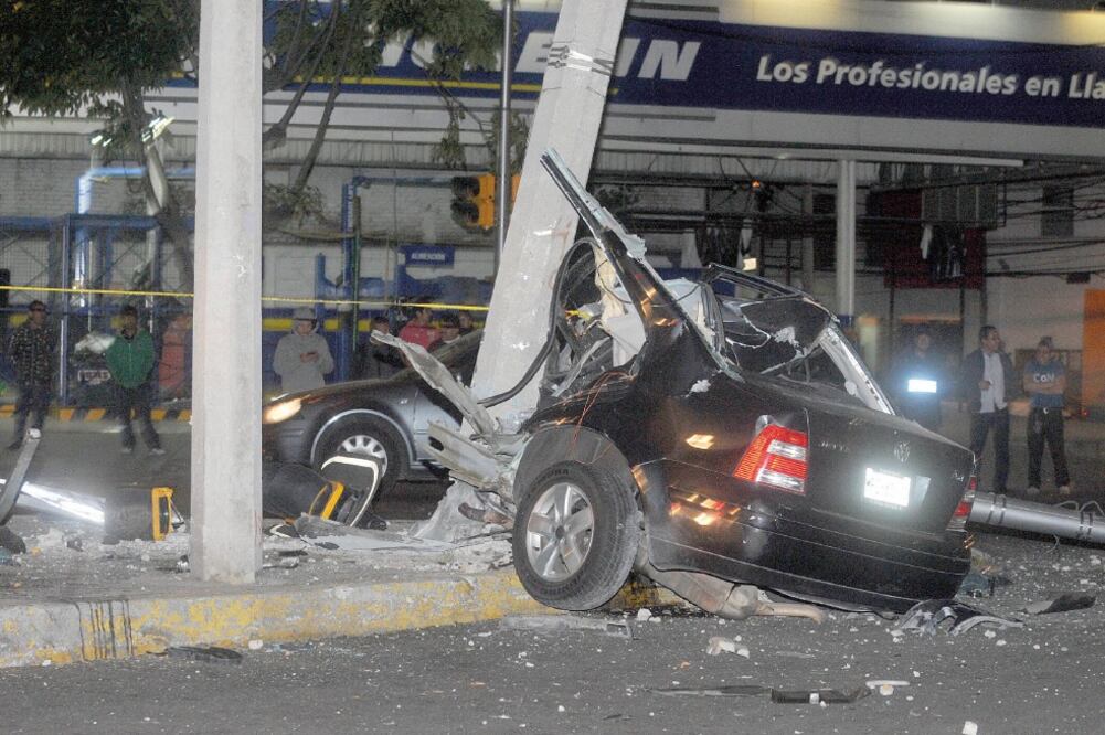En Marina Nacional y San Hipólito, colonia Anzures, un hombre de 30 años de edad falleció al impactar su automóvil Jetta color negro. (Foto: Cuartoscuro)