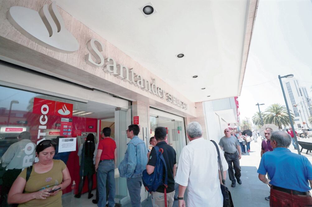 De acuerdo con Intercam, impedir a bancos el cobro de comisiones podría frenar el crecimiento del país. (ARCHIVO EL UNIVERSAL)