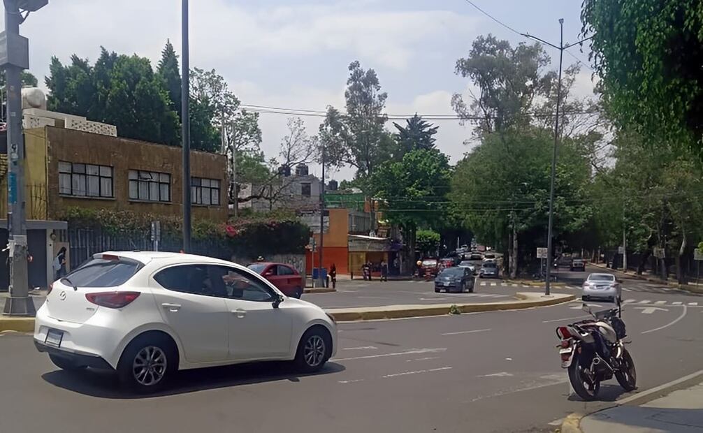 La calle Cerro del Agua, al ser una de las principales salidas del campus, llega a embotellarse por el flujo tanto de particulares como del transporte público que va hacia Santo Domingo. Foto: Carlos Hernández.