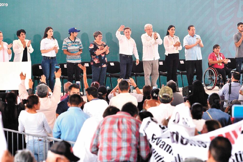 En un acto en Gómez Palacio, el presidente Andrés Manuel López Obrador canceló la obra tras pedirle a los asistentes que votaran a mano alzada. Foto: TOMADA DE TWITTER