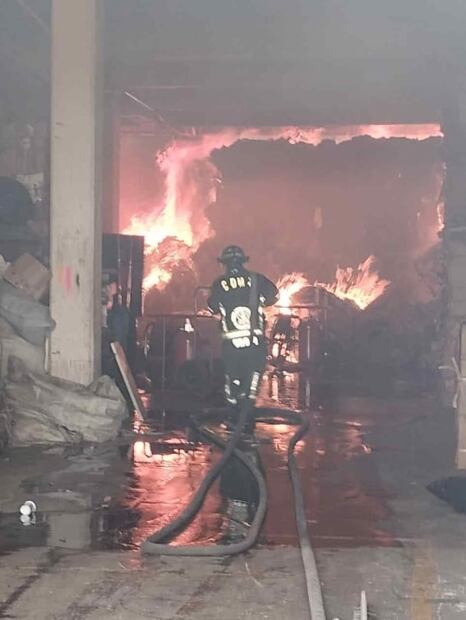 VIDEO: Desalojan a 600 personas por incendio en fábrica de Azcapotzalco