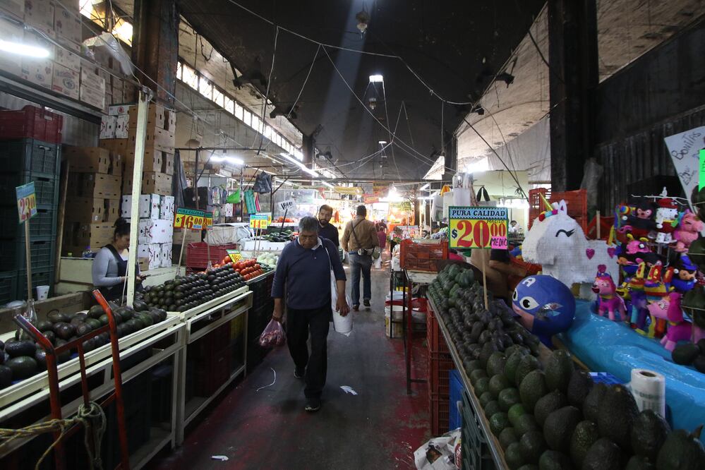 Mientras hay trabajos para rehabilitar la parte quemada, en otra zona ya hay puestos abiertos. Foto. ARCHIVO EL UNIVERSAL