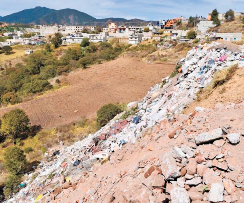 Los daños. Autoridades locales acusan que el cascajo proveniente de la CDMX es arrojado en barrancas y tierras ejidales, lo que daña árboles y ríos. ESPECIAL