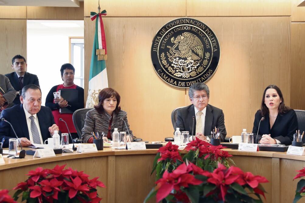 El presidente de la Jucopo, el peredista Francisco Martínez Neri (tercero de izq. a der.), y diputados federales se reunieron ayer con comisionados del Inai encabezados por su titular, Ximena Puente de la Mora (der.) (LUCÍA GODÍNEZ. EL UNIVERSAL)
