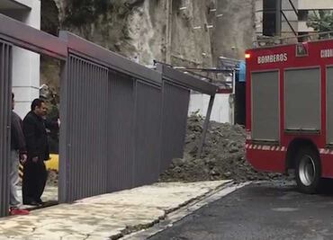 Deslave en Bosques de las Lomas deja autos sepultados