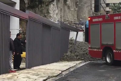 Deslave en Bosques de las Lomas deja autos sepultados
