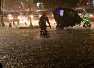 Encharcamientos, bajadas de agua y afectaciones en Metrobús y Tren Ligero, saldo de las fuertes lluvias de este jueves en CDMX: Brugada