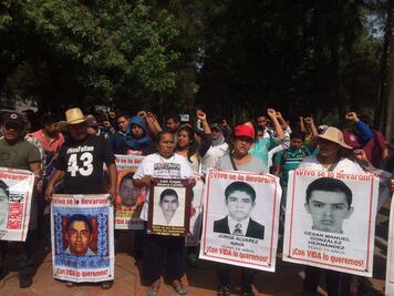 Padres de los 43 alistan visita a embajadas