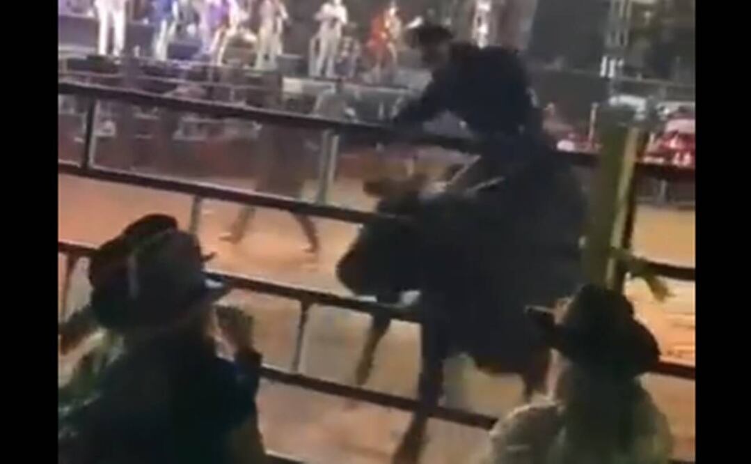 15 lesionados hastas el momento en el jaripeo de Morelia. Foto: Captura de video.