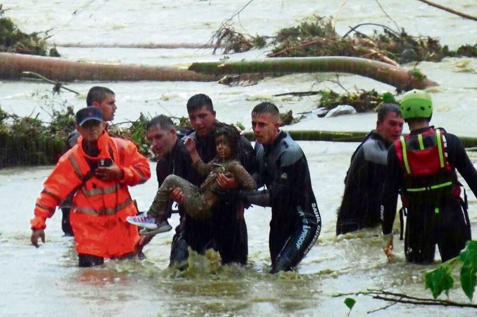 Integrantes del equipo de emergencia rescatan a una niña durante las inundaciones en Kirklareli, Turquía. Foto: AP