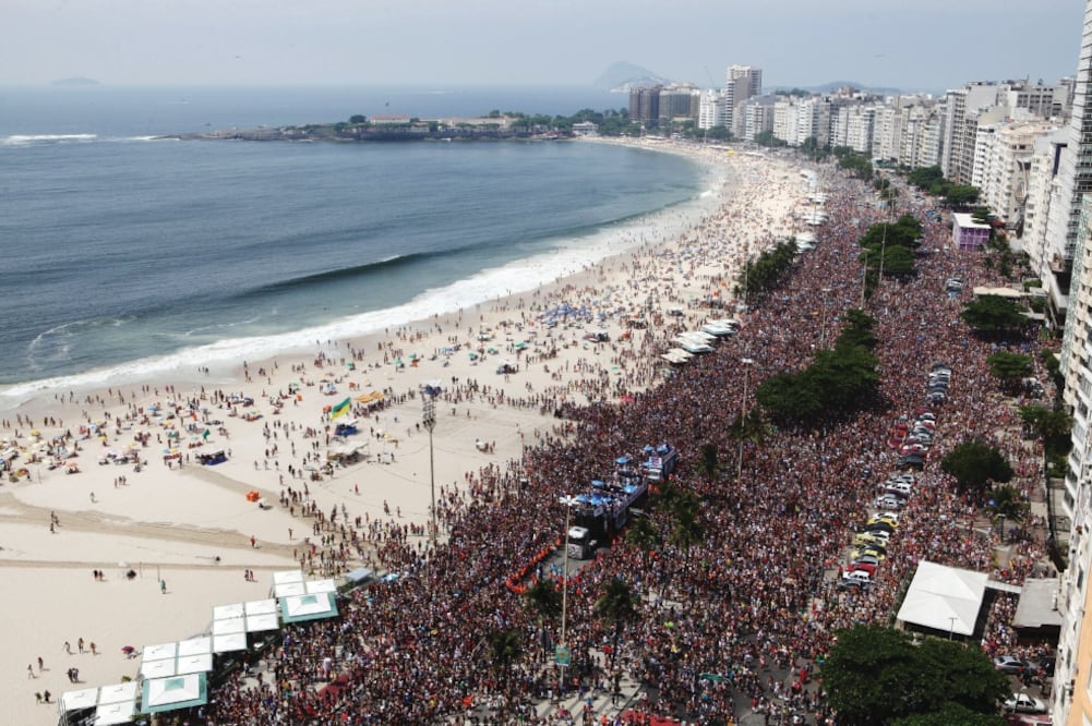 Millones de brasileños acudieron al Carnaval en la playa de Copacabana. Autoridades sanitarias estiman hasta en 1.5 millones a los infectados por el zika (REUTERS)