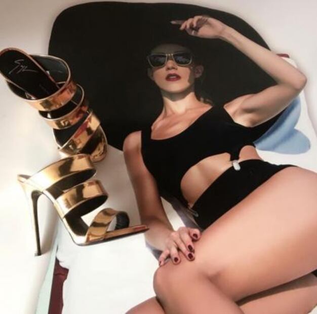 Fernanda Castillo luce sus curvas en traje de baño