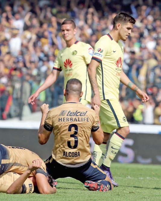 Tras el silbatazo final, los jugadores universitarios festejan el dramático pase a la final por el título del Apertura 2015 (RAMÓN ROMERO. EL UNIVERSAL)