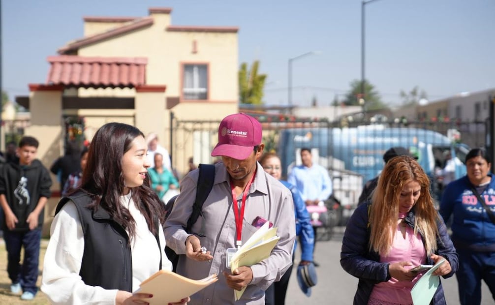 Gobierno reubica a 23 familias por Tren AIFA-Pachuca en Tecámac; entregan escrituras de vivienda.
Foto: Especial.