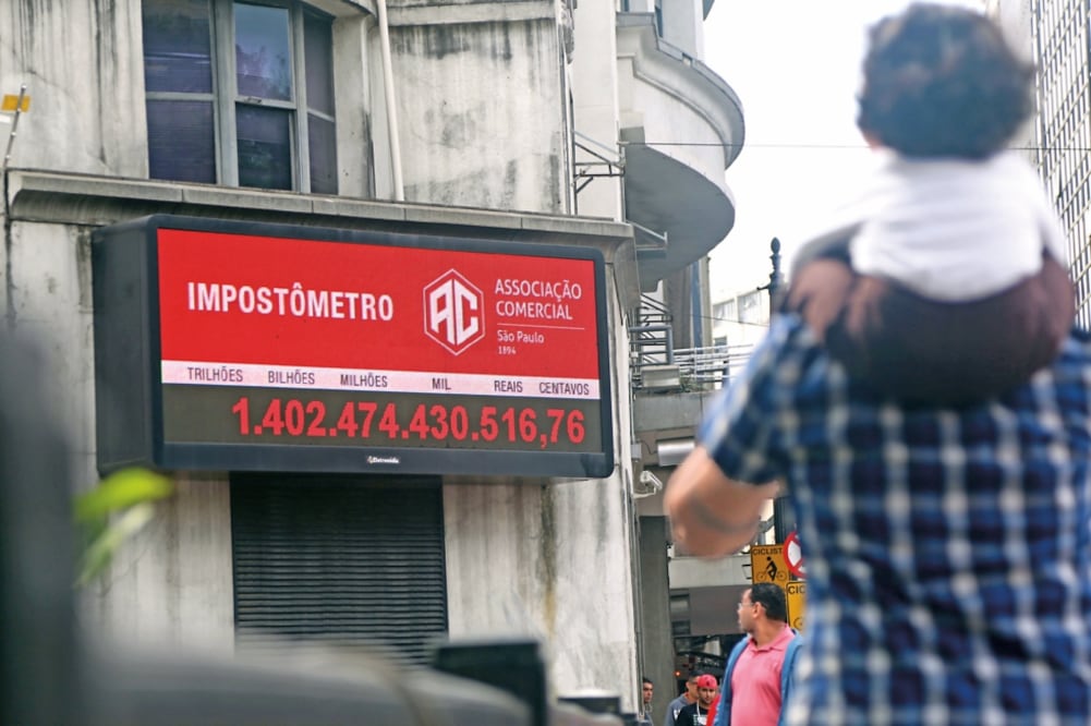 Brasil anuncia más impuestos y recortes al gasto público