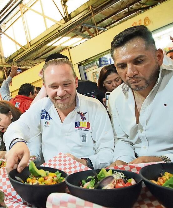 Santiago Taboada visitó el Mercado de Jamaica entre sus actividades públicas de este martes. Foto Especial