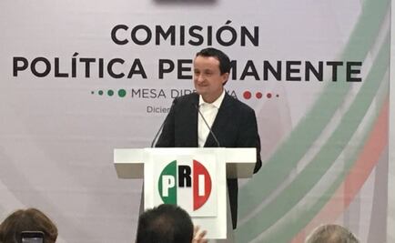 Mikel Arriola entrega solicitud para candidatura en CDMX