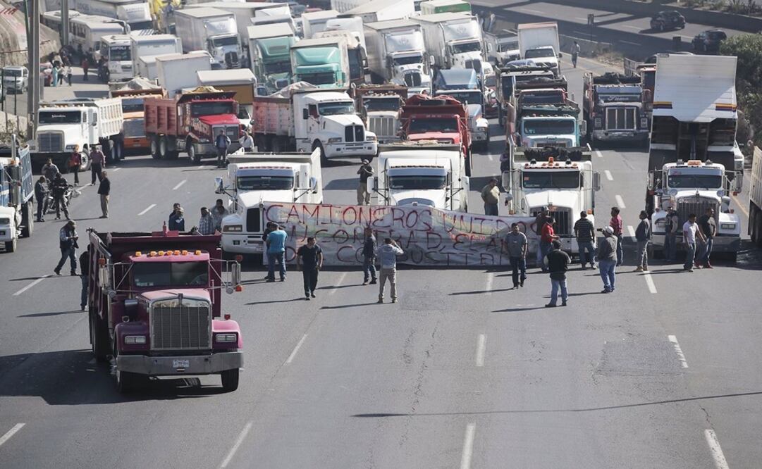 Un grupo de transportistas bloqueó la circulación en la Autopista México-Querétaro. Foto: Alejandro Acosta/ EL UNIVERSAL