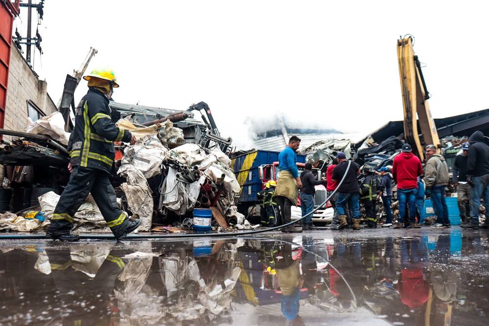 Elementos del Heroico Cuerpo de Bomberos llevan trabajando más de 18 horas tras el incendio de una bodega de material reciclado en Atizapán de Zaragoza, provocado por un rayo. (Foto: especial)