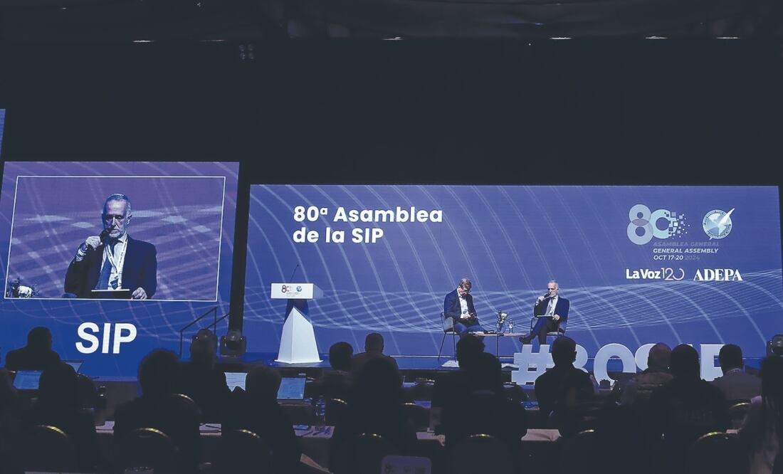 El presidente de la Comisión de Libertad de Prensa de la Sociedad Interamericana de Prensa, Carlos Jornet (der.), en el segundo día de la 80 Asamblea de la SIP, en Córdoba, Argentina. Foto: de Sebastian Salguero. EFE