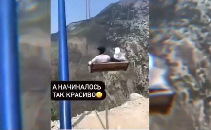 Terror en el aire: columpio se desprende y mujeres caen de un barranco en Rusia