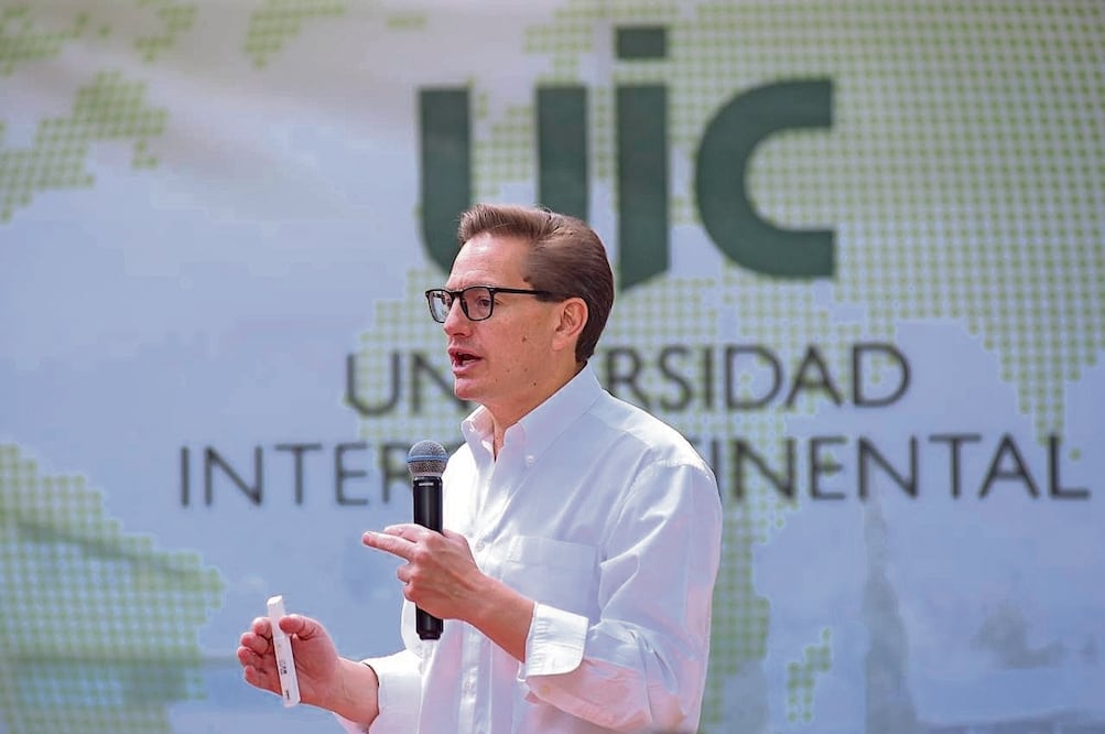 Salomón Chertorivski se reunió con estudiantes de la Universidad Intercontinental, a quienes les pidió “pensar en una Ciudad diferente”. Foto: Especial