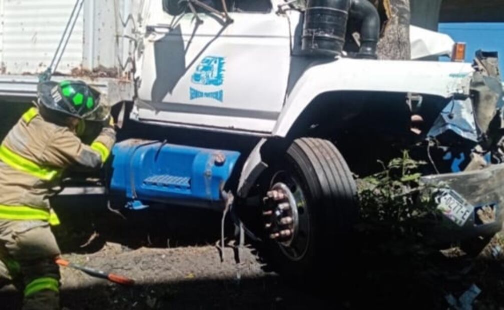 Choque entre combi de pasajeros y camión de carga deja dos lesionados en Tlalnepantla