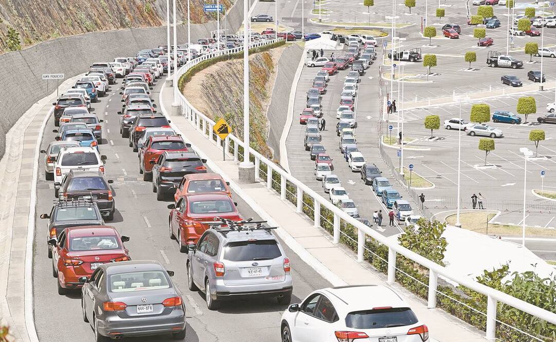 La fila en Galerías Atizapán alcanzó los 4 kilómetros. Foto: Valente Rosas/ El Universal.