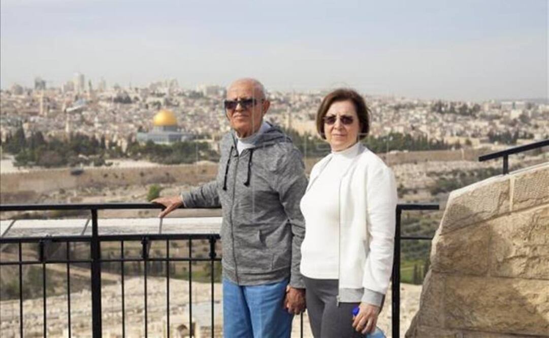 Husam Aldin es autor de más de una treintena de libros y estudios literarios y en 2002 ganó el premio Rey Faisal de literatura, el más prestigioso de Arabia Saudí. En la imagen, con su esposa Mona. FOTO: EFE.