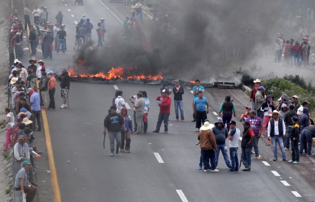 Habitantes de la junta auxiliar de Palmarito, donde hubo dos enfrentamientos armados entre militares y chupaductos, bloquearon la autopista Puebla-Orizaba, para exigir la salida de las fuerzas castrenses. Foto: Omar Contreras/EL UNIVERSAL