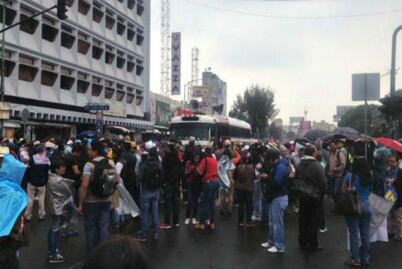 Maestros alistan marcha en inmediaciones del Metro San Cosme