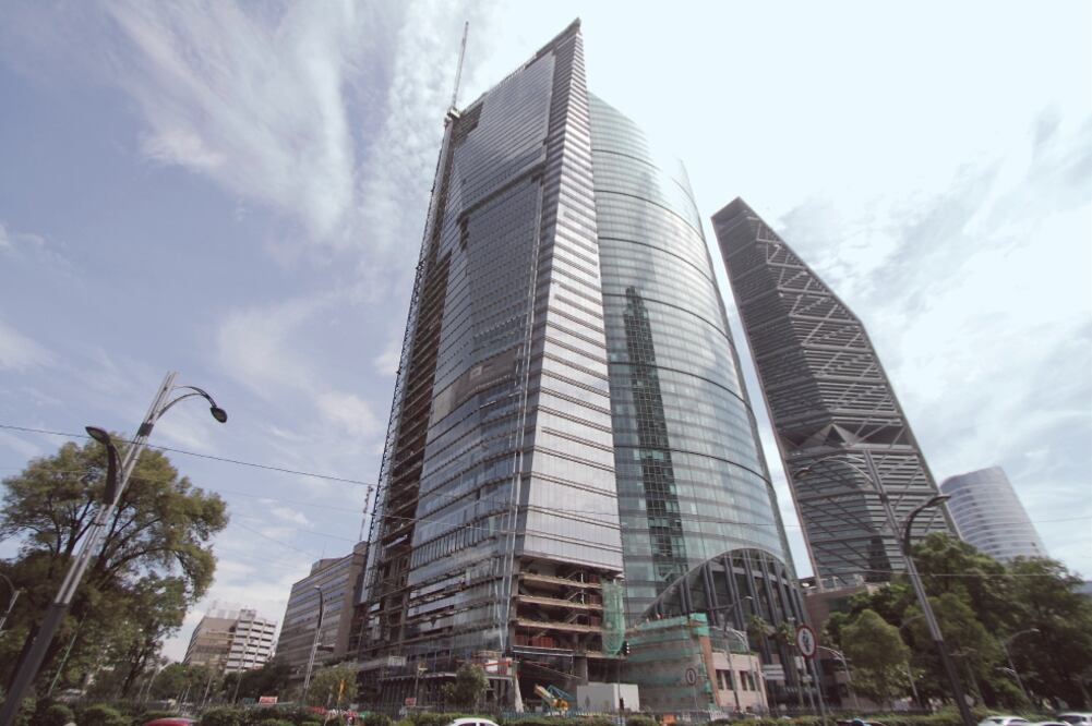 Coloso. El edificio, que se abrirá en 2019, tiene 241 metros de altura y puede soportar sismos de más de 9 grados (CARLOS MEJÍA. EL UNIVERSAL)
