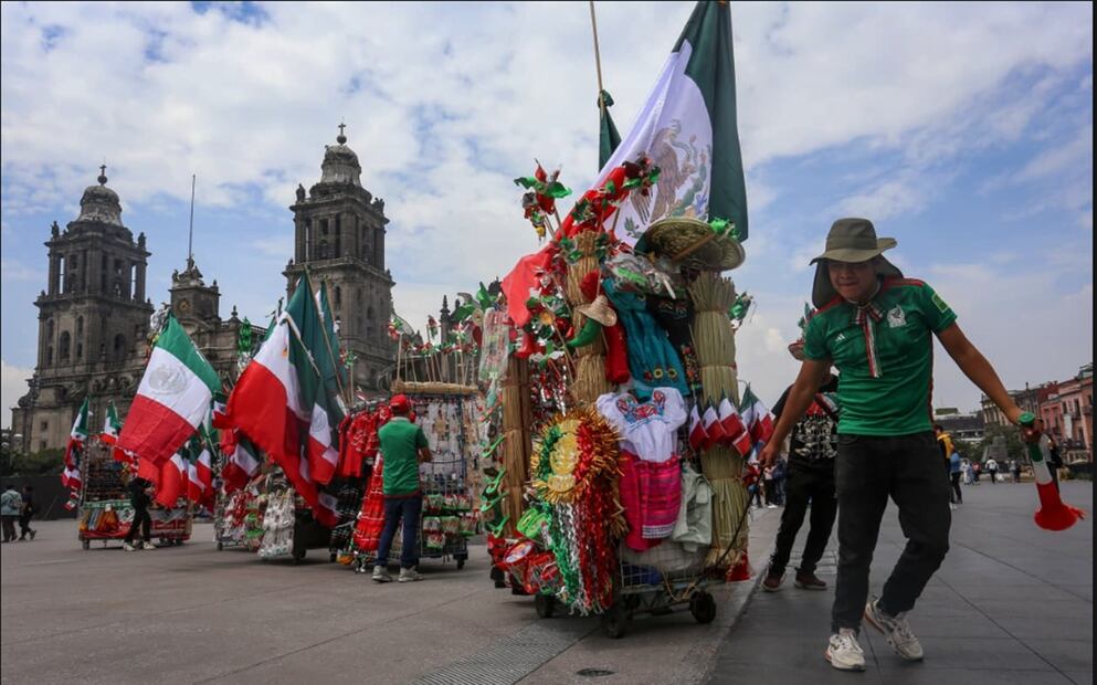 Vendedores ambulantes ofertan, en el Centro Histórico de la Ciudad de México, cientos de productos alusivos al festejo patrio sobre la calle de Madero, del Palacio de Bellas Artes al Zócalo capitalino, el 2 de septiembre de 2025. Foto: Luis Camacho | EL UNIVERSAL
