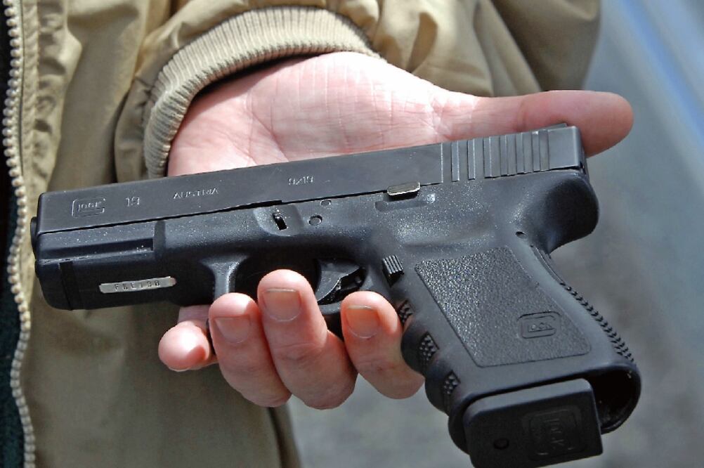 Glock inventó a principios de 1980 una pistola que se hizo famosa por su ligereza, su rapidez y su mecánica infalible, y que se ha convertido en arma muy usada por las fuerzas de seguridad. Foto: ARCHIVO / EL UNIVERSAL